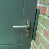 SLOT-EN-KRUK-IN-ROESTVRIJ-STAAL-200x200-1-Tuinpoorten en tuinhekken: Aluminium, hout of staal?